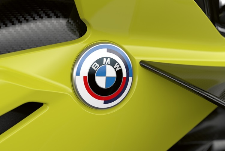 BMW-Propellerlogo, eingebettet in die M-Farben
