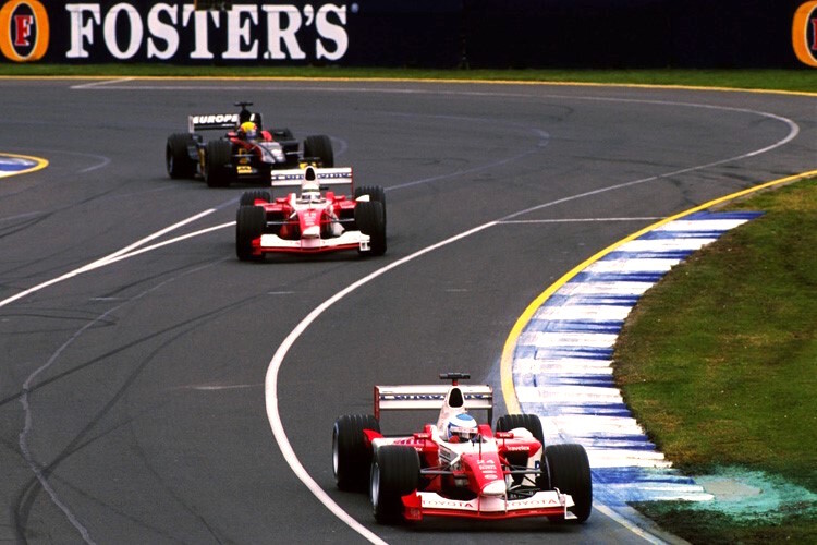 Mika Salo vor Allan McNish (beide Toyota) und Mark Webber (Minardi) in Australien 2002