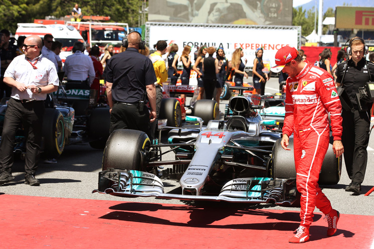 Sebastian Vettel schaut sich die Verbesserungen am Silberpfeil an