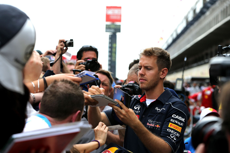 Sebastian Vettel bei der Autogrammstunde am Circuit de Catalunya