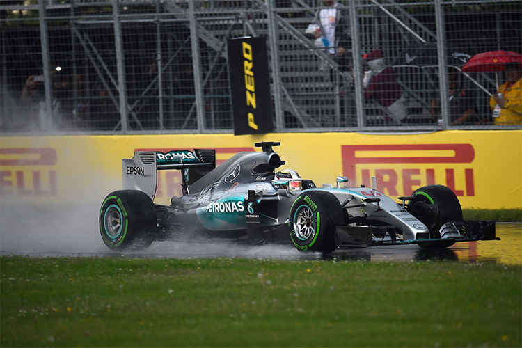 2015 musste in Montreal das freie Training unterbrochen werden, so stark regnete es: Hier schwimmt Lewis Hamilton