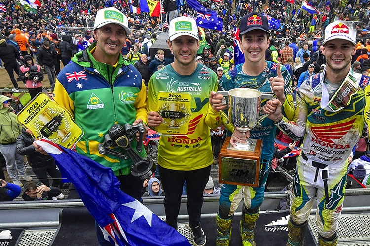 Team Australien hielt 2024 die Chamberlain Trophy in den Händen