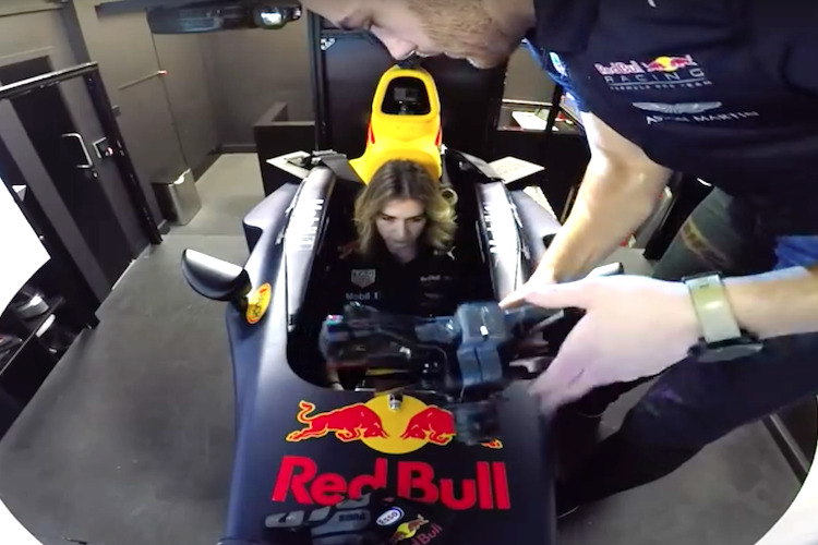 Sinem Temur durfte den F1-Simulator von Red Bull Racing ausprobieren...