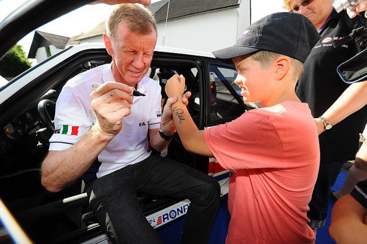 Doppelweltmeister Röhrl gab in der Eifel Autogramme