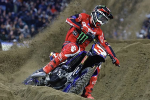 Eli Tomac startete in Anaheim mit dem Red Plate des Meisterschaftsführenden)
