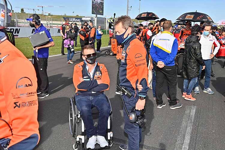 Pit Beirer mit Race Manger Mike Leitner auf dem MotoGP-Startplatz in Misano