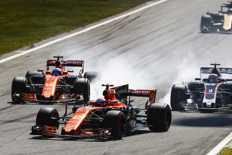 Fernando Alonso (links hinten) hatte keinen einfachen Nachmittag