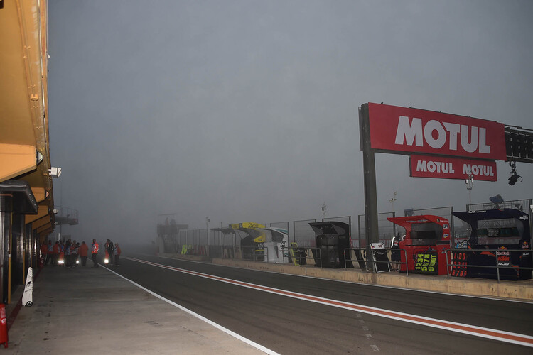 Vor 8 Uhr lag noch dicker Nebel über dem Ricardo-Tormo-Circuit