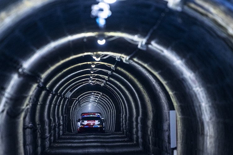 Für die Teams ging es auch durch einen 300 m langen Tunnel