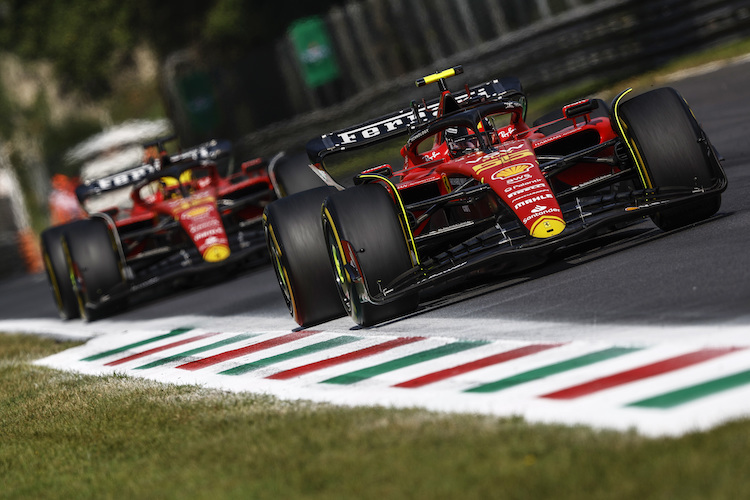 Die Ferrari von Carlos Sainz und Charles Leclerc