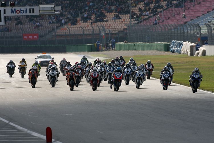 Der Start zum vorletzten Superbike-Rennen des Jahres 2009.