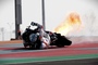 Ausser Kontrolle. Im Training stürzte Fernandez. Seine RS-GP Aprilia schoss reichlich Flammen