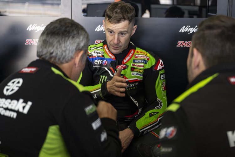 Jonathan Rea in discussion with chief engineer Pere Riba