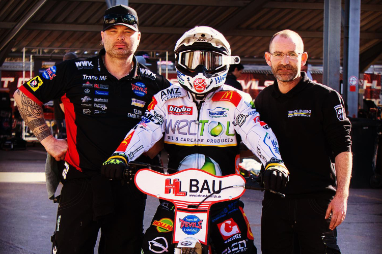 Martin Smolinski mit seinen Mechanikern Peter Jäckel (li.) und Daniel Bacher