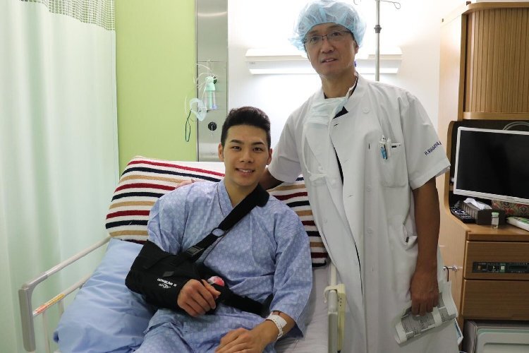 Takaaki Nakagami mit seinem Chirurg