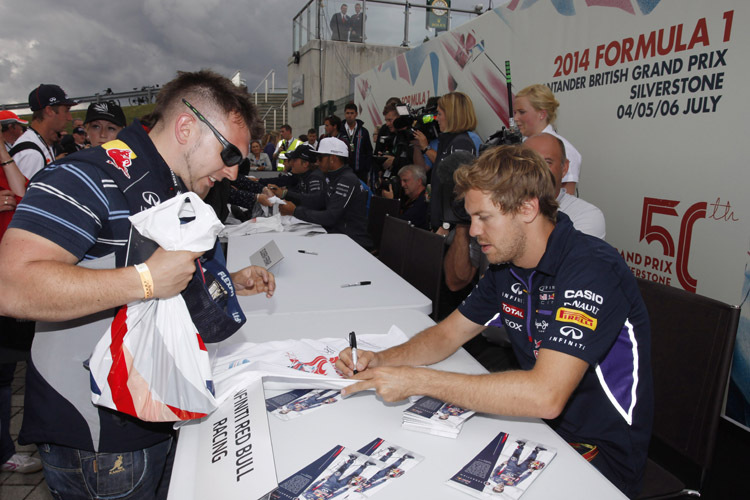 In Silverstone lief die Autogramm-Stunde für Sebastian Vettel im Vergleich entspannt ab: In Hockenheim wird der Formel-1-Champion mehr zu tun haben