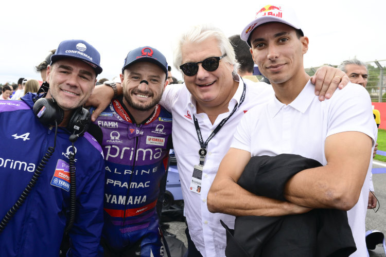 Das Pramac-Team 2026 (v.l.): Koordinator Fonsi Nieto, Jack Miller, Eigentümer Paolo Campinoti und Toprak Razgatlioglu