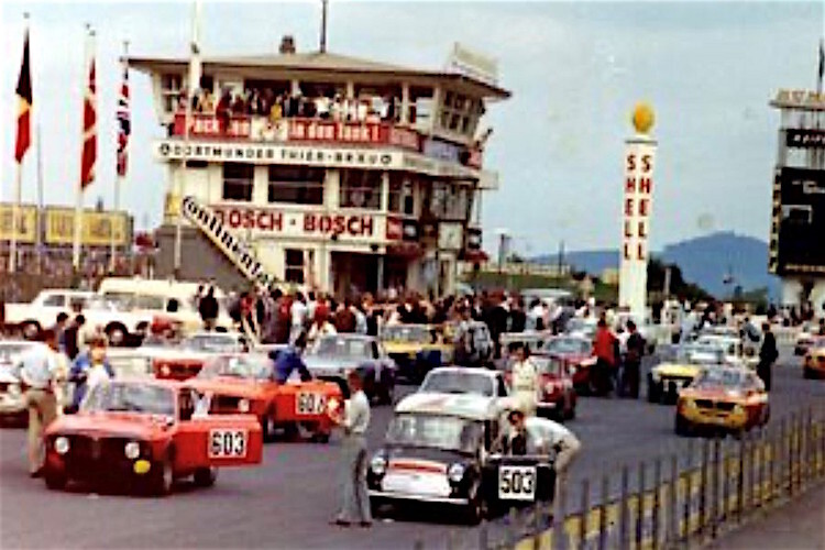 Erste Startreihe der 1,3 Liter-Klasse mit Mini-Pilot Schmarje bei einem Meisterschaftslauf 1968 am Nürburgring 