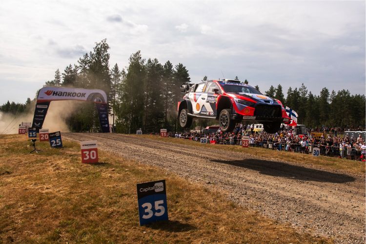 Weite Sprünge, aber nach Strafe wohl ohne Chance auf WM-Punkte gar Podium in Finnland: Ott Tänak