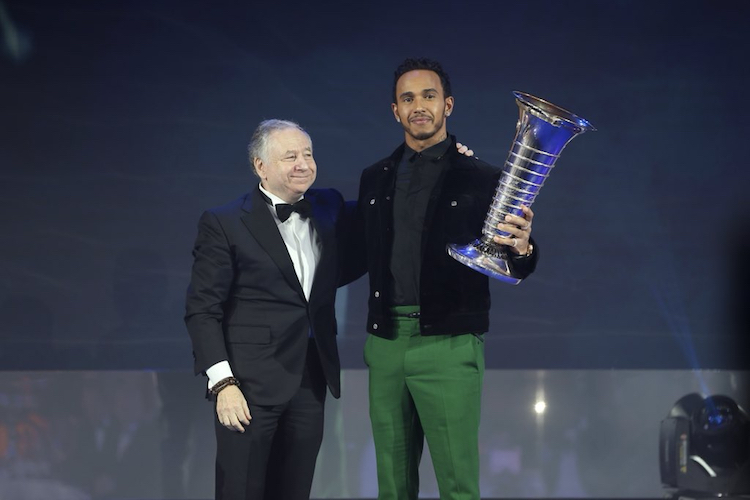 Lewis Hamilton durfte an der FIA-Preisverleihung seinen Pokal von Jean Todt entgegennehmen