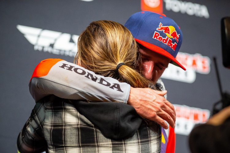 Ken Roczen umarmt seine Frau Courtney nach dem Sieg in St. Louis