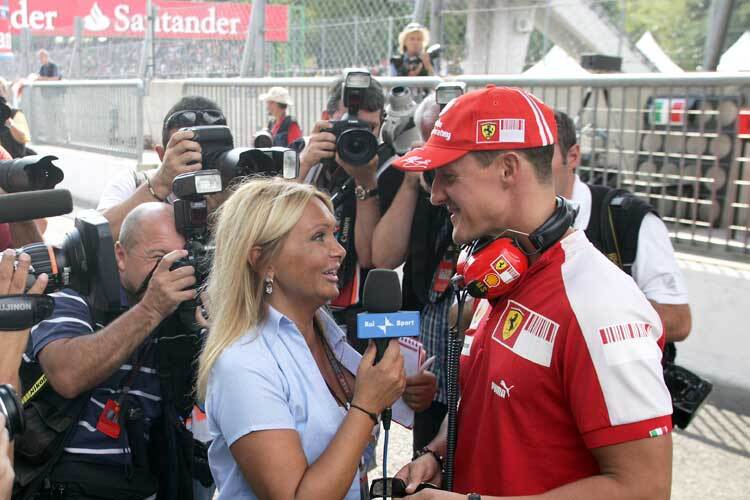 Michael Schumacher, von Medien umgeben