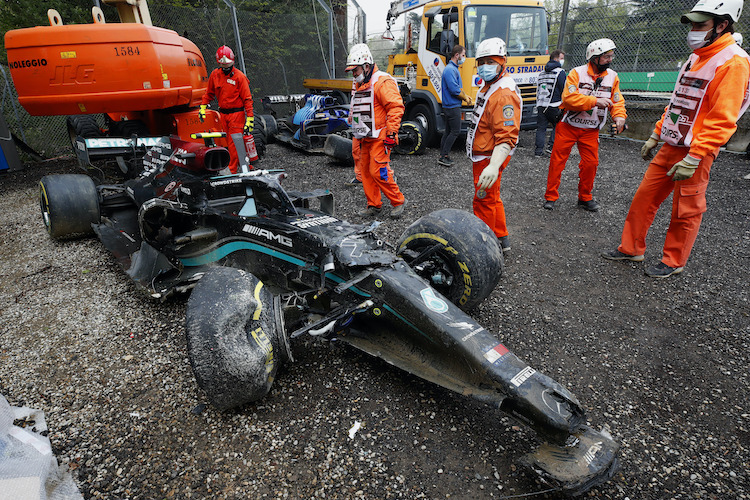 Die GP-Renner von George Russell und Valtteri Bottas wurden beim Crash arg in Mitleidenschaft gezogen