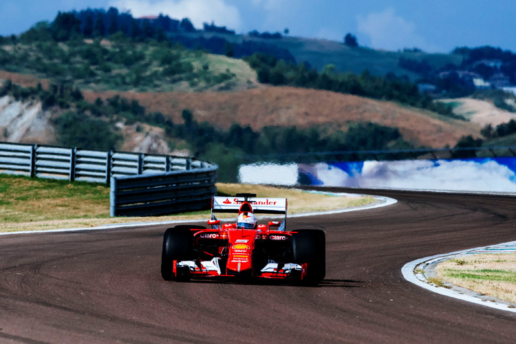 Sebastian Vettel bei der Arbeit mit den 2017er Reifen
