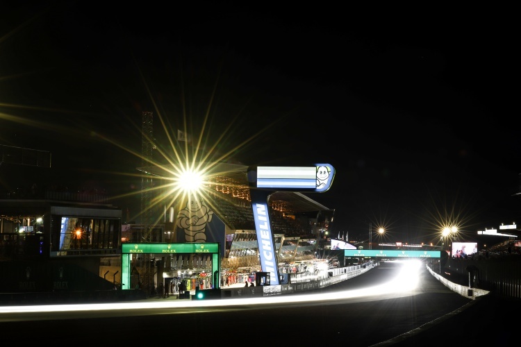 Nachtstimmung auf Start/Ziel in Le Mans