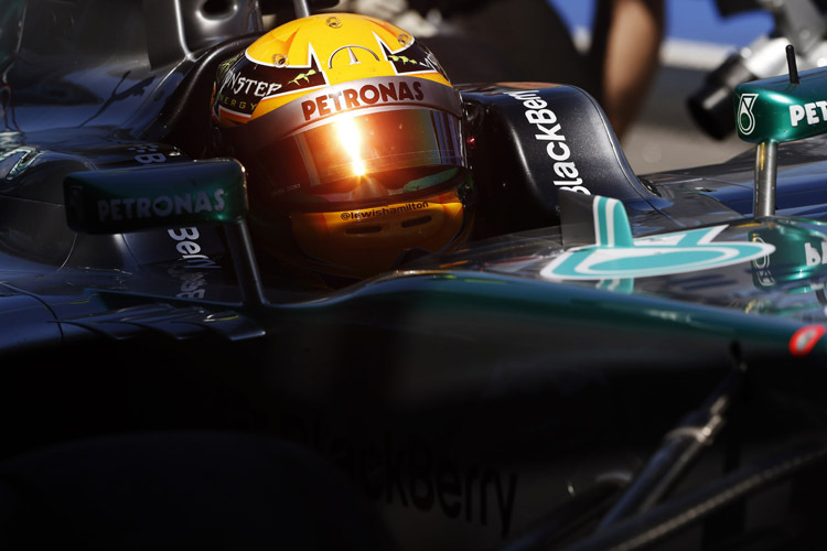 Die Sonne im Gesicht Lewis Hamilton