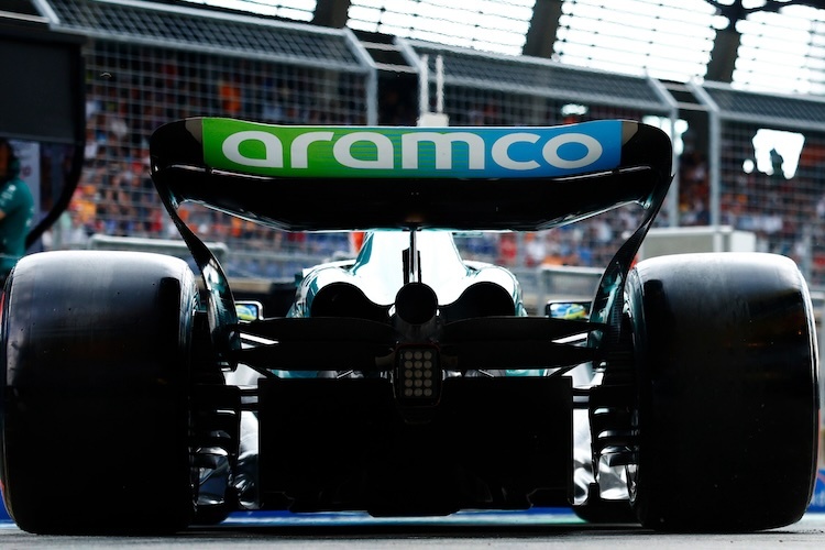 Der Aramco-Schriftzug wird auch die nächsten fünf Jahre auf den GP-Rennern des Aston Martin Teams zu sehen sein