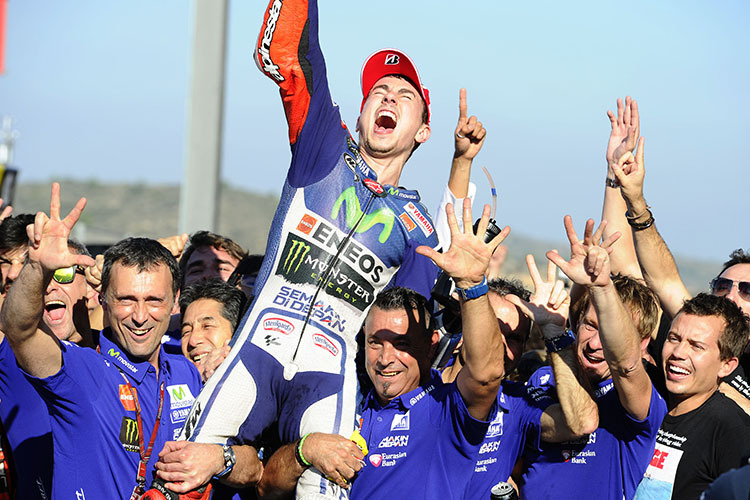 Überglücklich: Jorge Lorenzo ist der MotoGP-Weltmeister 2015
