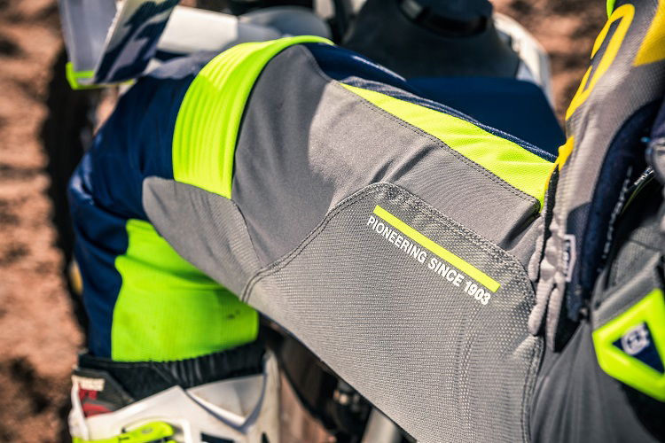 Leichte Motocross-Hose mit gezielt angebrachten Verstärkungen und Stretcheinsätzen