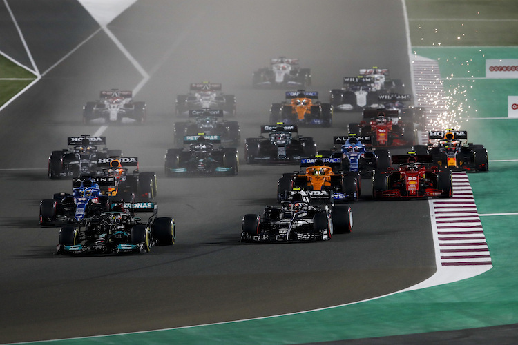 Lewis Hamilton sicherte sich auf dem Wüstenkurs von Katar von der Pole aus den Sieg