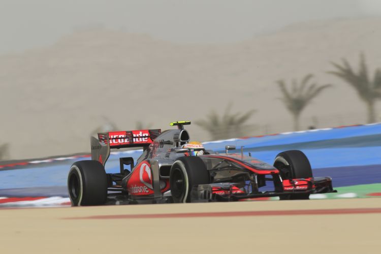 Lewis Hamilton braust durch die Wüste.