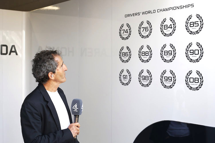 Alain Prost mit der Weltmeistertafel von McLaren