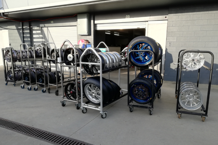 Die Pirelli-Mitarbeiter müssen zahlreiche Reifen montieren