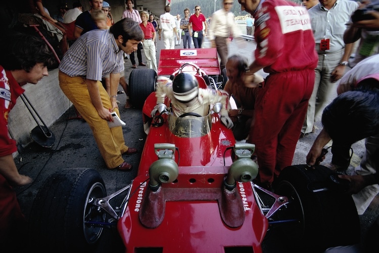 Auf Tuchfühlung mit den Stars: Zwickl 1970 am Österreichring bei Jochen Rindt, rechts Lotus-Chef Colin Chapman