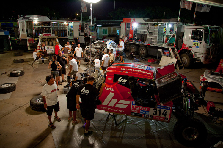 Dakar-Service beim HS Rallye-Team