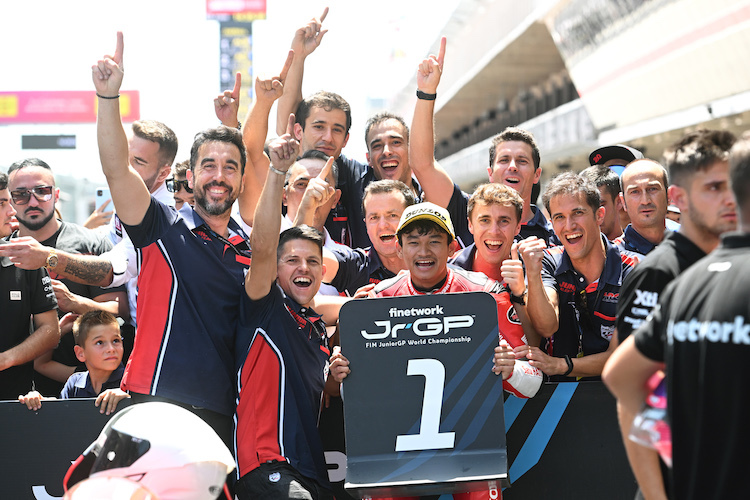 Arbi Aditama und das Astra Honda Racing Team feiern ihren ersten JuniorGP-Sieg