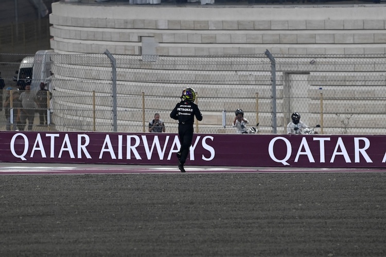 Schwerer Sicherheitsverstoss: Lewis Hamilton lief nach seinem Ausfall zurück zur Box – und war dabei auch auf der Strecke unterwegs