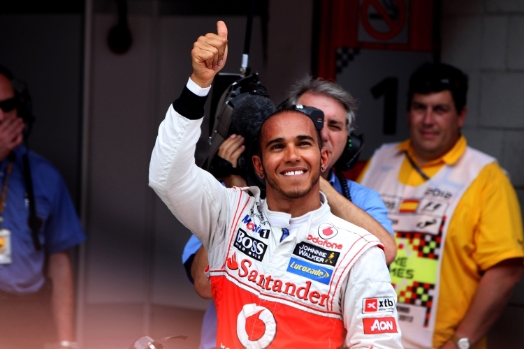 Lewis Hamilton freut sich über die Pole