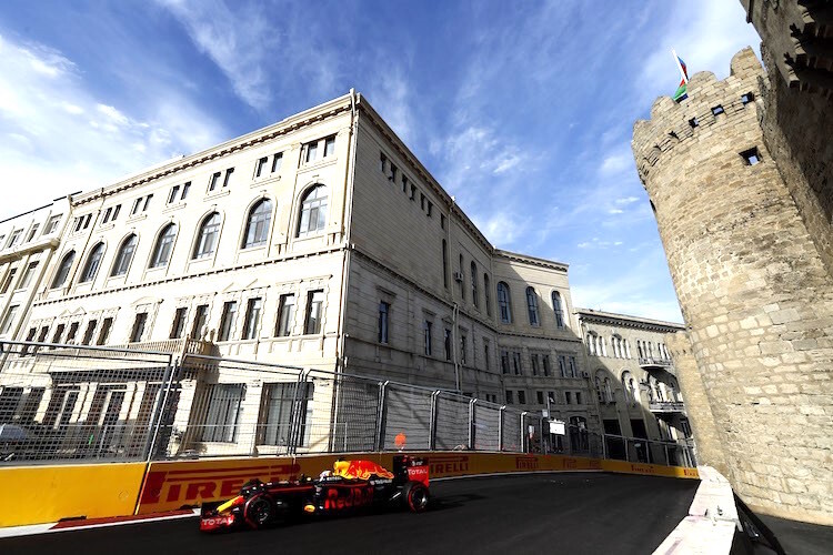 Daniel Ricciardo auf dem Strassenkurs von Baku
