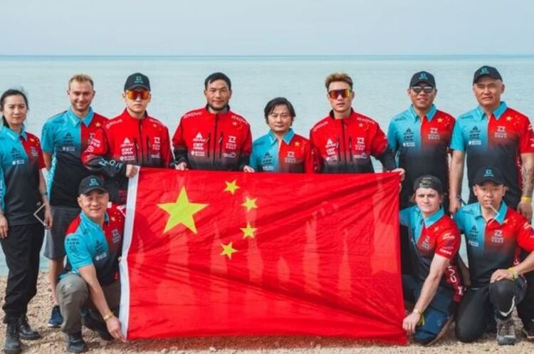 Teamfoto des Kove Dakar Teams: In der Mitte Firmengründer Zhang Xue