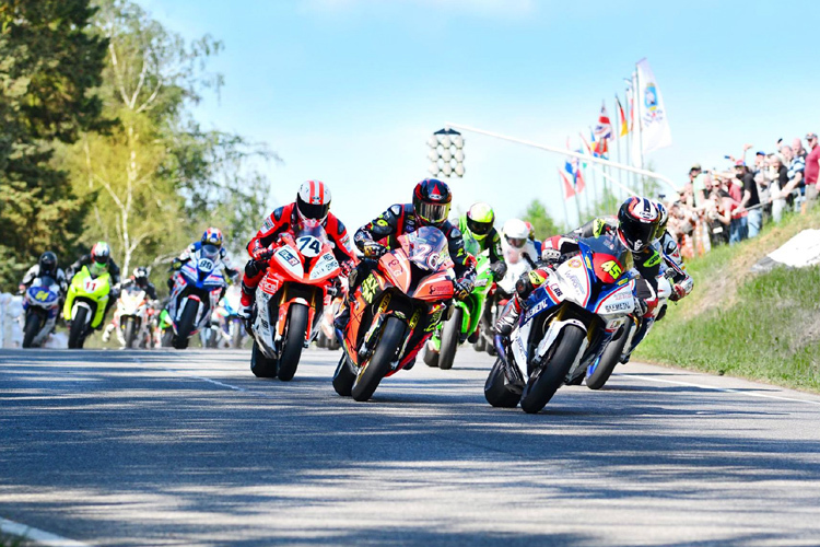 Start zum Superbike-Rennen in Horice: Cerveny (45), Grams (26) und Holan (74)