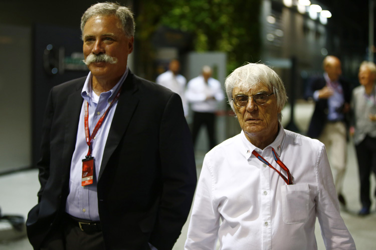 Chase Carey mit Bernie Ecclestone im Fahrerlager von Singapur