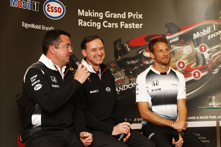 Bruce Crawley (Mitte) mit McLaren-Teamchef Eric Boullier und Jenson Button
