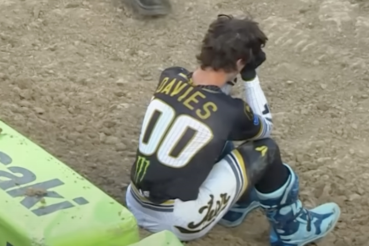 Cole Davies sitzt nach dem Rennen frustriert am Streckenrand