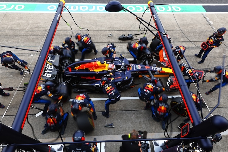 Reifenwechsel am Wagen von Max Verstappen in Suzuka 2024