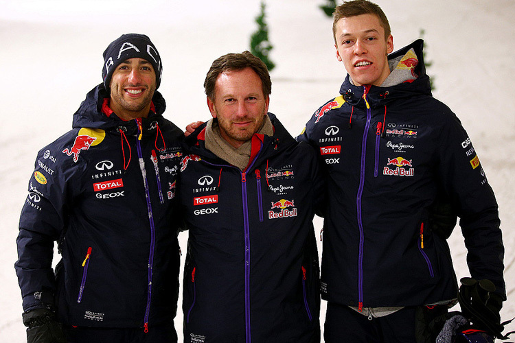 Teamchef Christian Horner mit seinen beiden Daniels: Links Ricciardo, rechts Kvyat